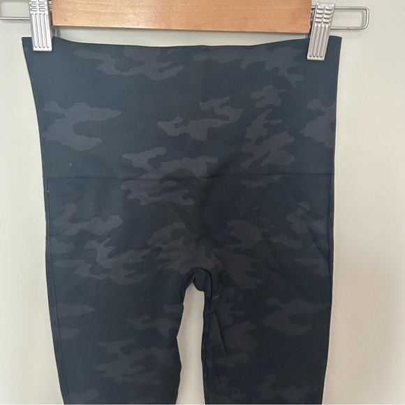 Spanx Look At Me Now Seamless High Waisted Leggings in Black Camo Size Small - Picture 4 of 6